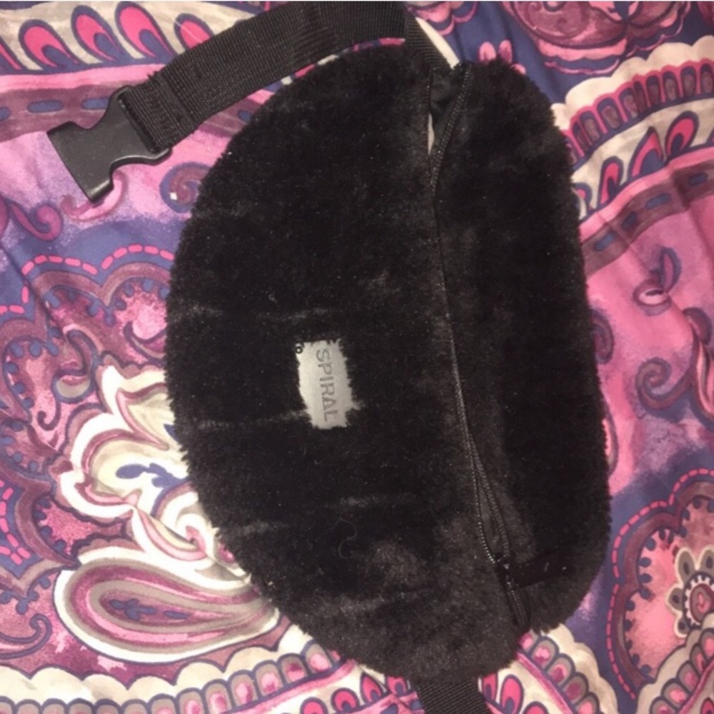 💰$5 w purchase - Spiral fur fanny pack